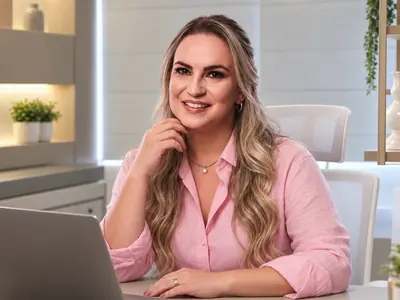 Dra. Luana no computador, em atendimento online